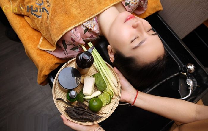 Vietnamese women care for hair with herbs